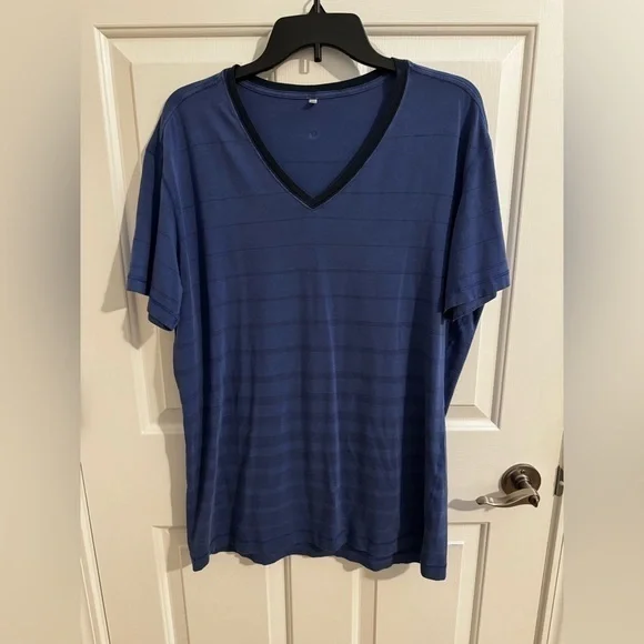 Lululemon Men's V Neck Blue Stripe Short Sleeve Stretch Tee Size XL - Picture 1 of 7
